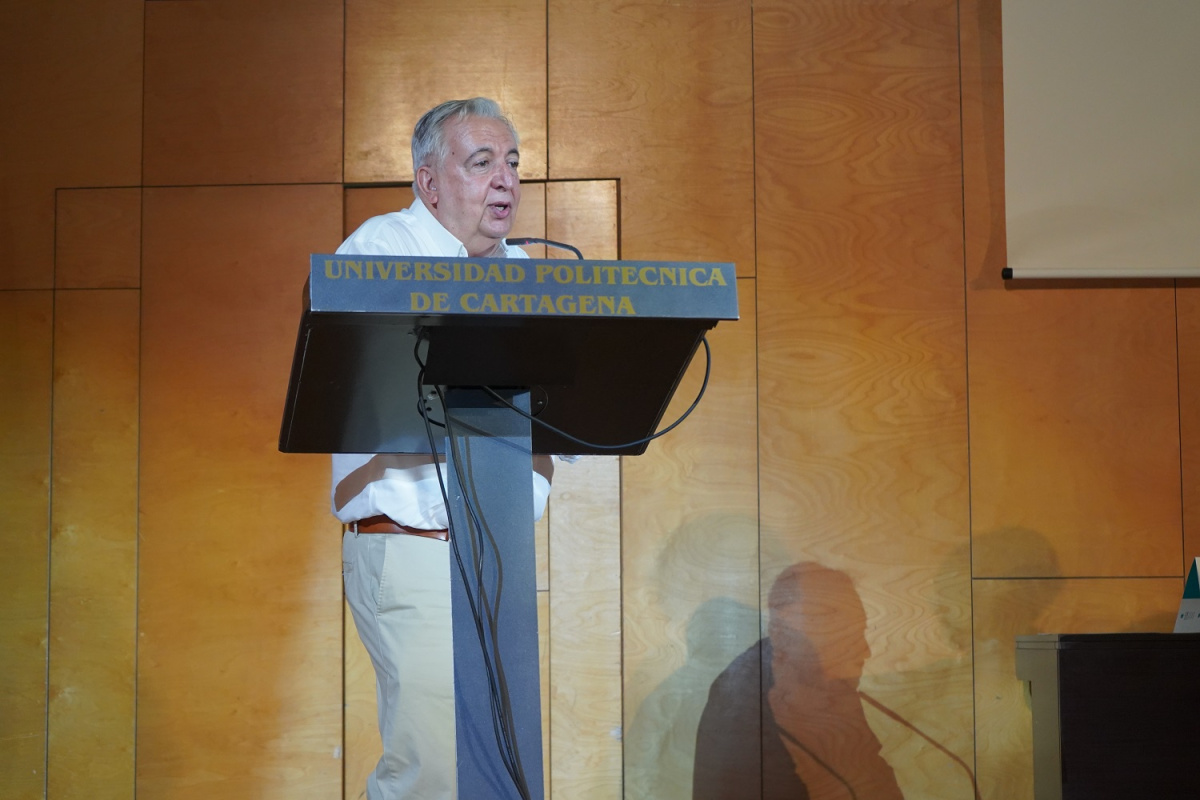 Juan José Piñar impartiendo una conferencia.